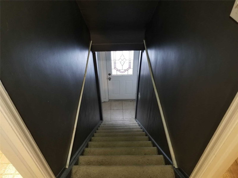 Upper - 13 Pinegrove Ave, Toronto, M1N 2G3 | Image 2