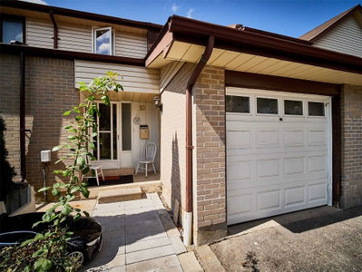 Townhouse sold at 10-11 Livonia Place, Toronto, Ontario, M1E4W5 - Morningside - MLS: E5356436