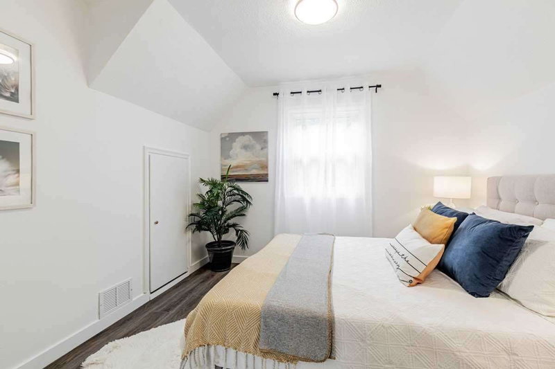 Upper - 179 Clonmore Dr, Toronto, M1N1Y2 | Image 2