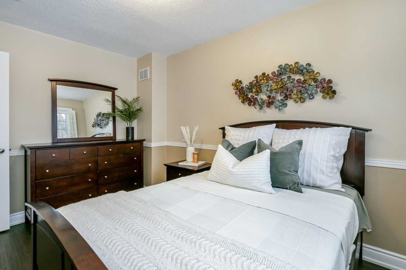 92 Hartrick Pl, Whitby, L1R2C3 | Image 2