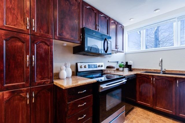 9 Fenwick Ave E, Clarington, L1C4R6 | Image 3