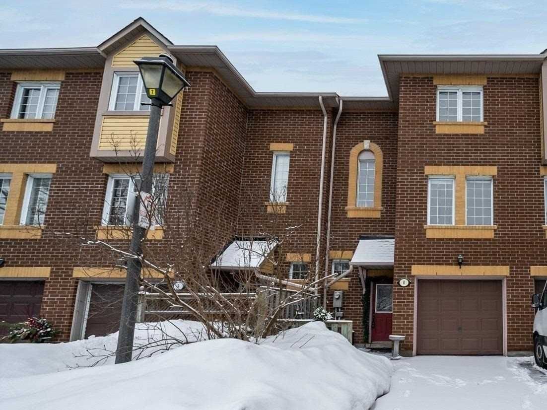 Townhouse sold at 8-1735 Walnut Lane, Pickering, Town Centre, L1V6Z8 - MLS: E5490209