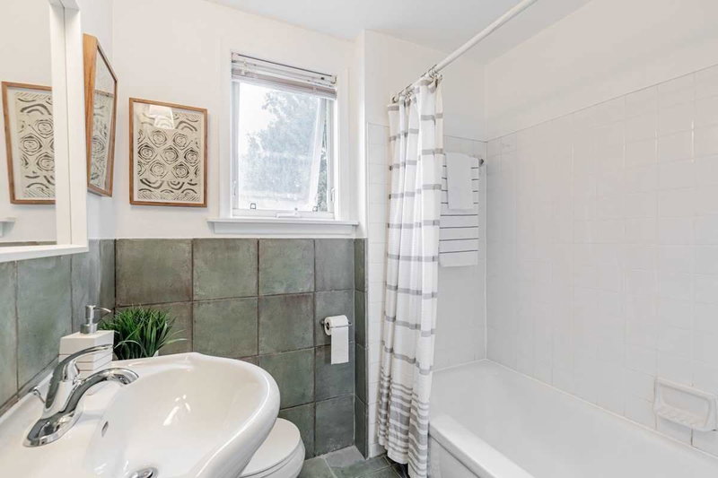 Upper - 179 Clonmore Dr, Toronto, M1N1Y2 | Image 3