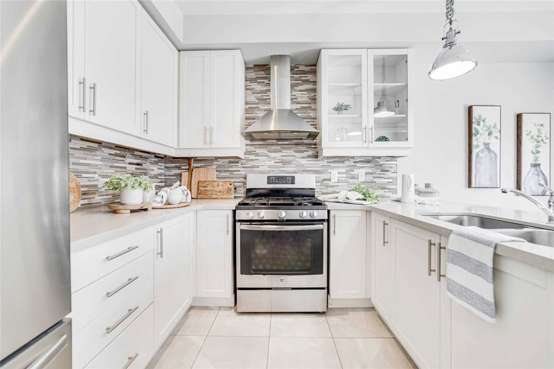 39 Mcroberts Cres, Clarington, L1E0H5 | Image 2