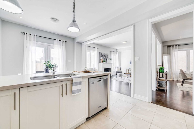 39 Mcroberts Cres, Clarington, L1E0H5 | Image 3