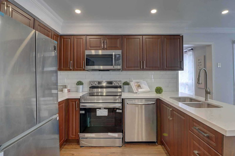 40 Doncaster Cres, Clarington, L1B1E7 | Image 3