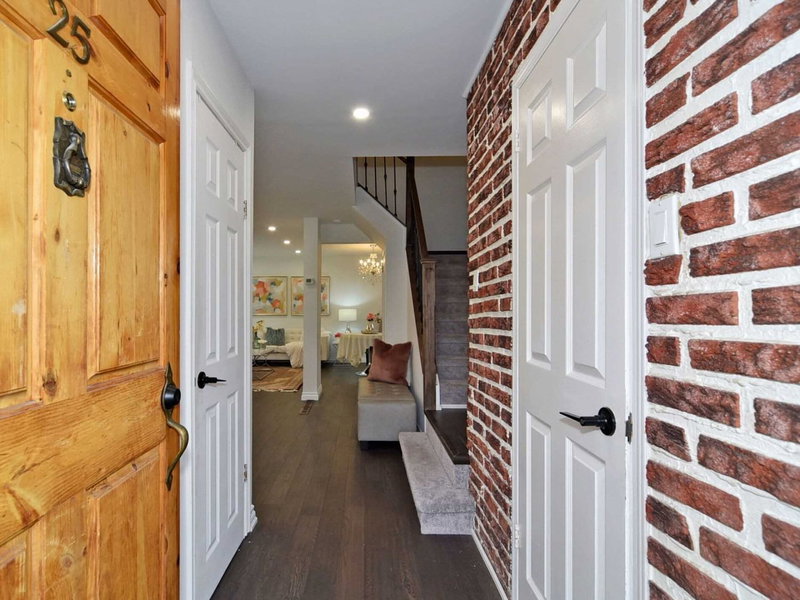 25 Ivanic Crt, Whitby, L1N6E3 | Image 3