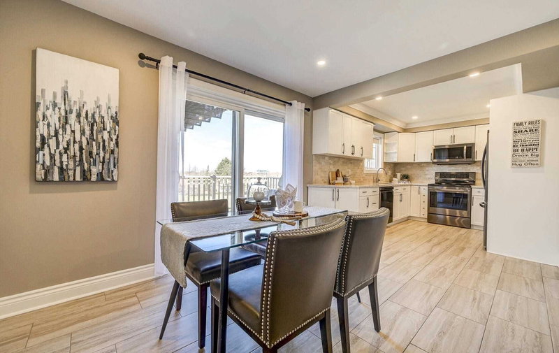 18 Winter Crt, Whitby, L1N8Y2 | Image 2