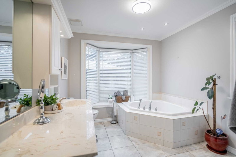 17 Eastwood Ave N, Oshawa, L1G3Y5 | Image 3