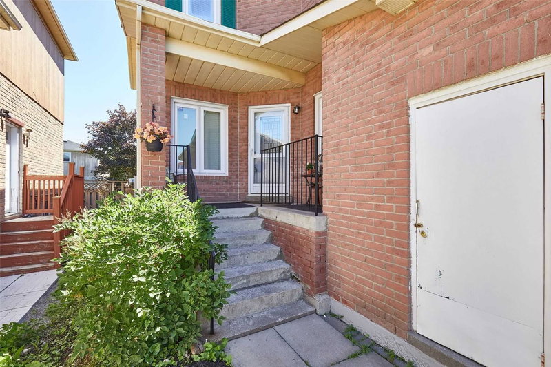 1632 Fairfield Cres, Pickering, L1V6H1 | Image 2