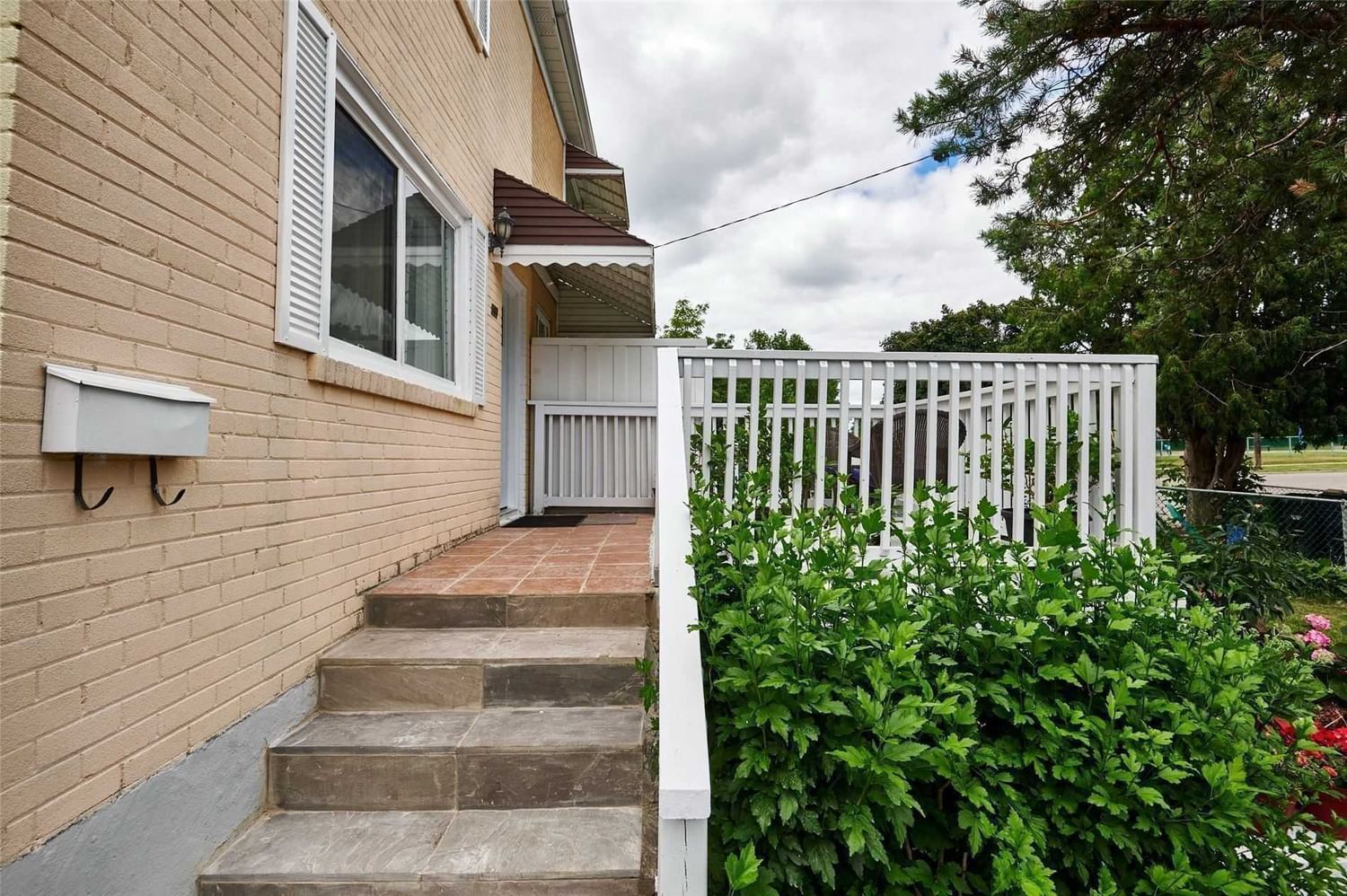 Semi-Detached House sold at 144 Laurel Avenue, Toronto, Kennedy Park, M1K 3J9 - MLS: E5715202