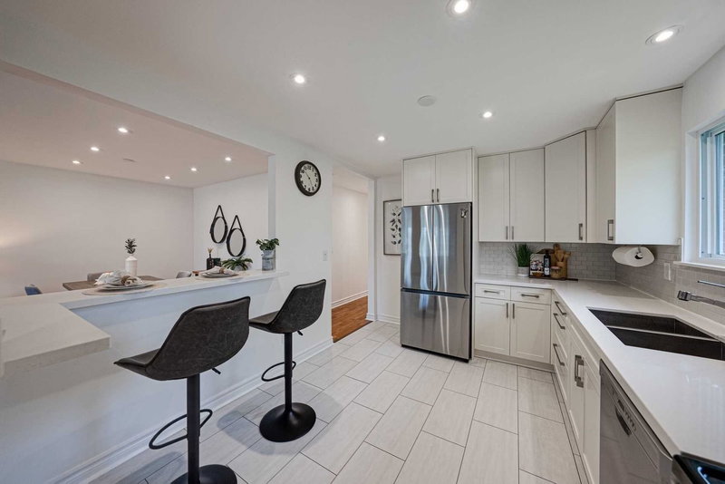 812 Sanok Dr, Pickering, L1W2P9 | Image 3