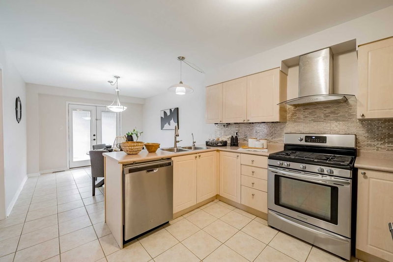 165 Madden Pl, Clarington, L1C5K4 | Image 3