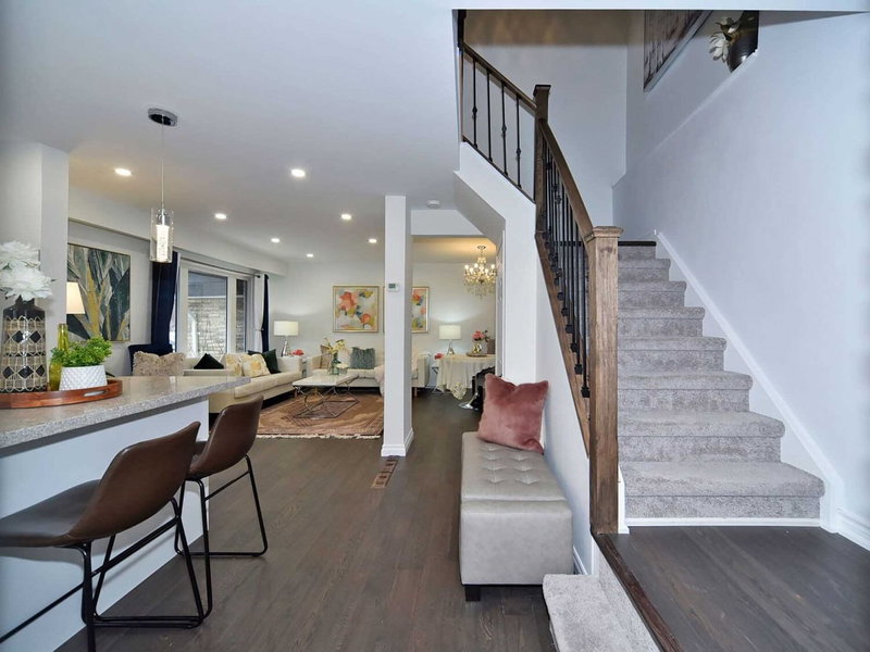 25 Ivanic Crt, Whitby, L1N6E3 | Image 3