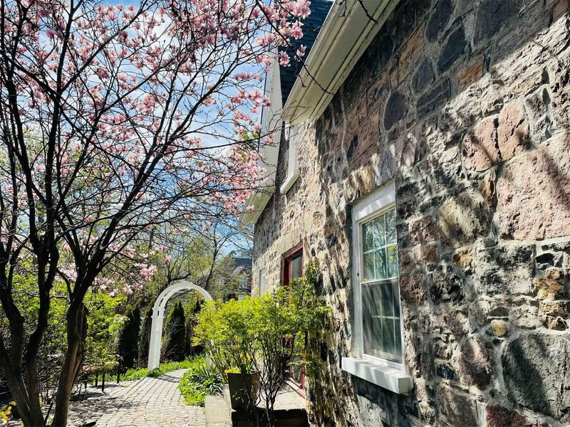 2319 Wildwood Cres, Pickering, L1X 2N1 | Image 2