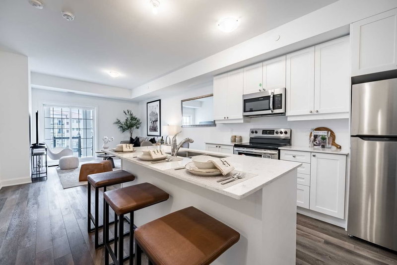 105 - 50 Lakebreeze Dr, Clarington, L1B 09V | Image 2