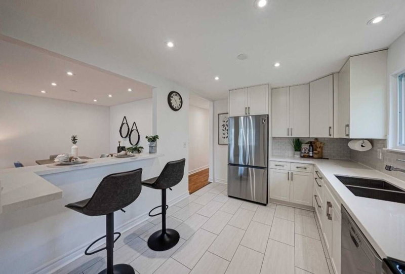 812 Sanok Dr, Pickering, L1W2P9 | Image 2