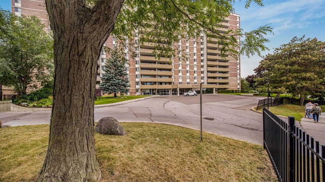 1210 - 120 Dundalk Drive