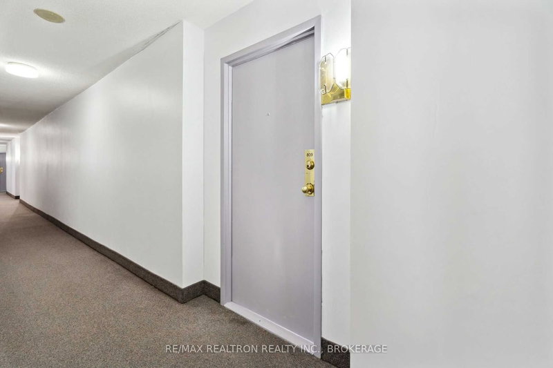 809 - 80 Alton Towers Circ, Toronto, M1V 5E8 | Image 2