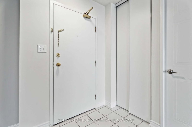 809 - 80 Alton Towers Circ, Toronto, M1V 5E8 | Image 3