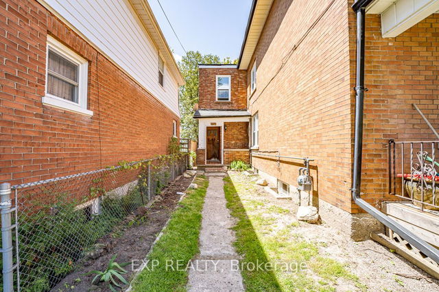 1 - 324 Kingsdale Avenue