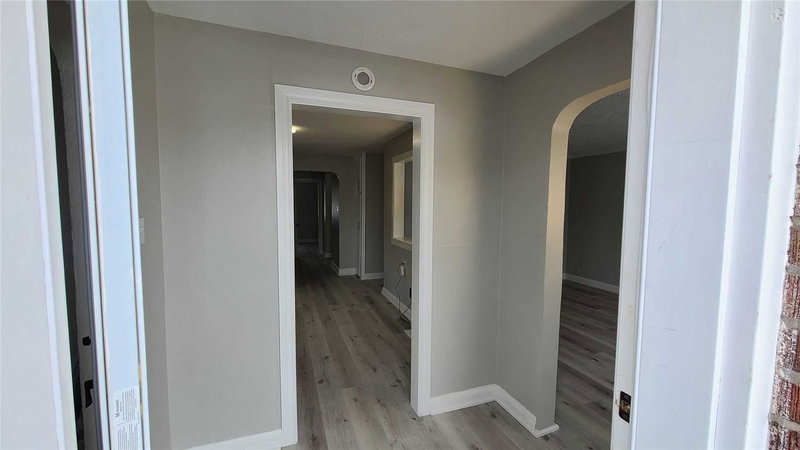 Upper - 201 Celina St, Oshawa, L1H 4N7 | Image 2