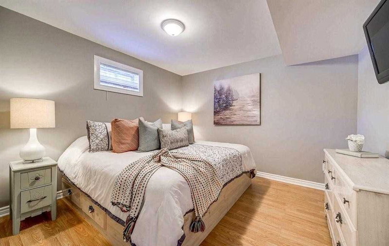 18 Winter Crt, Whitby, L1N 8Y2 | Image 2