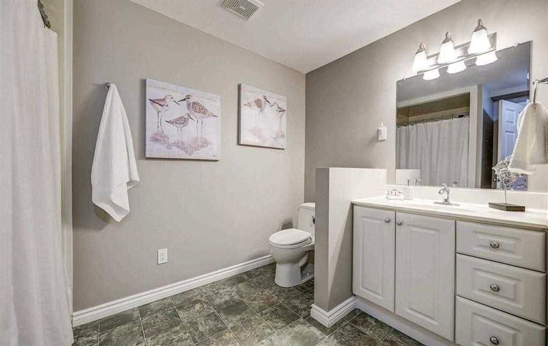 18 Winter Crt, Whitby, L1N 8Y2 | Image 3