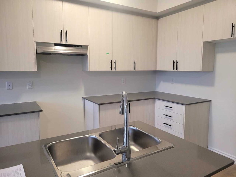 300 Okanagan Path, Oshawa, L1H 0A7 | Image 3