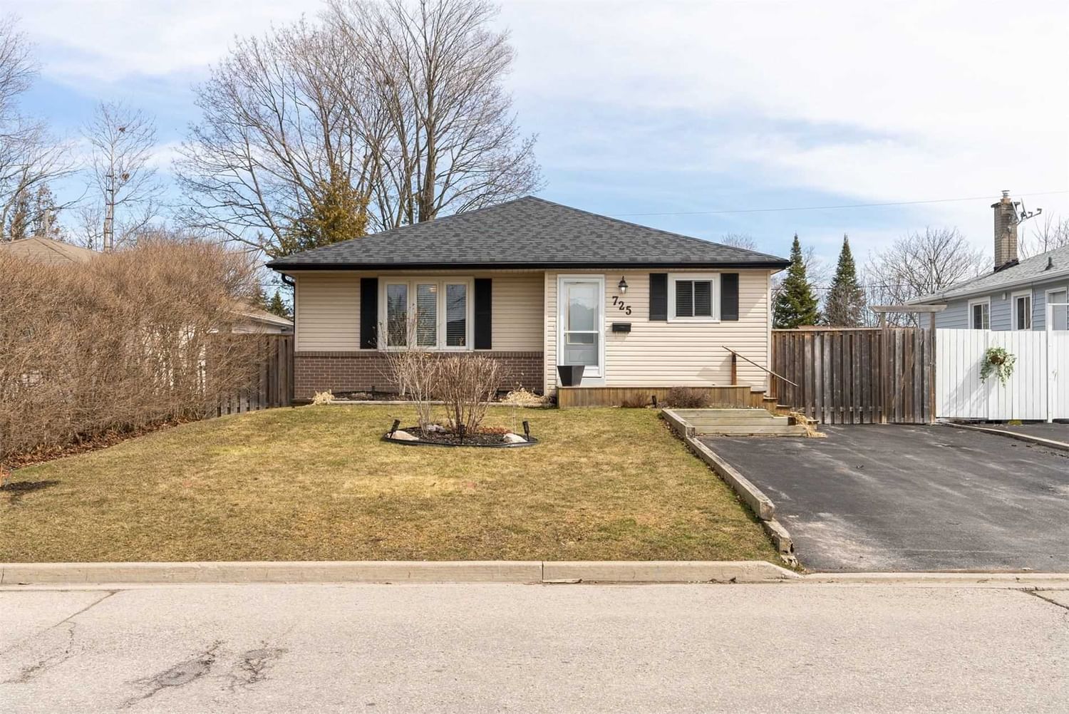 Detached House sold at 725 Annland Street, Pickering, Bay Ridges, L1W 1B5 - MLS: E5991509