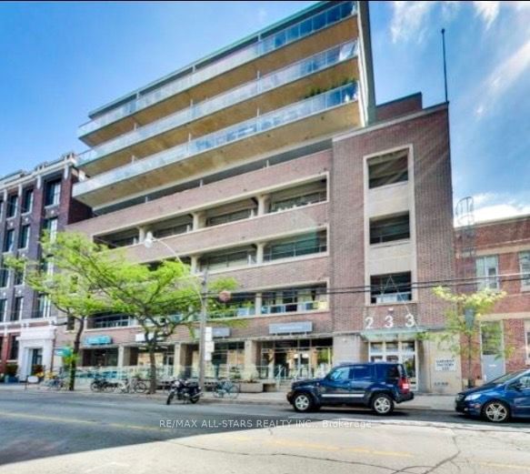 812 - 233 Carlaw Avenue