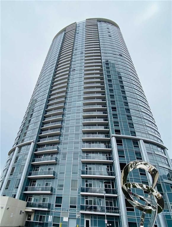 3825 - 135 Village Green Square