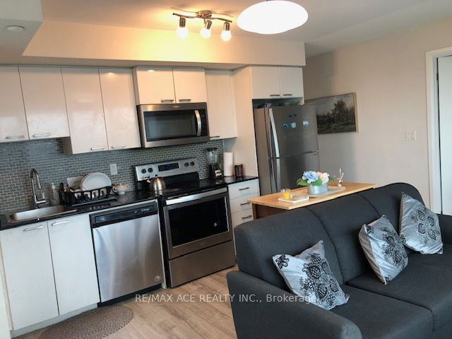 1609 - 2150 Lawrence Avenue
