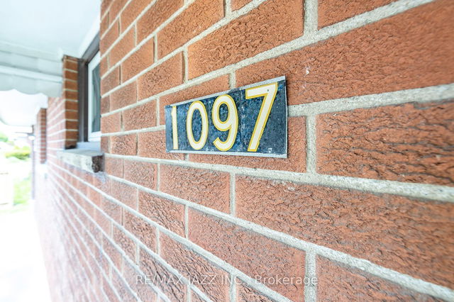 1097 Simcoe Street S