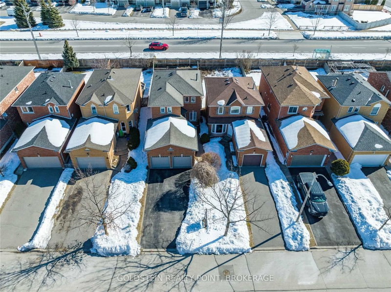 92 Hartrick Pl, Whitby, L1R 2C3 | Image 2