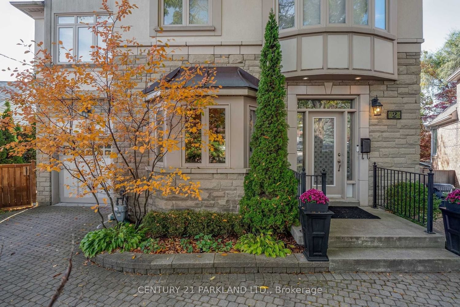 Detached House sold at 2 Leonard Circle, Toronto, The Beaches, M4E 2Z7 - MLS: E6072980