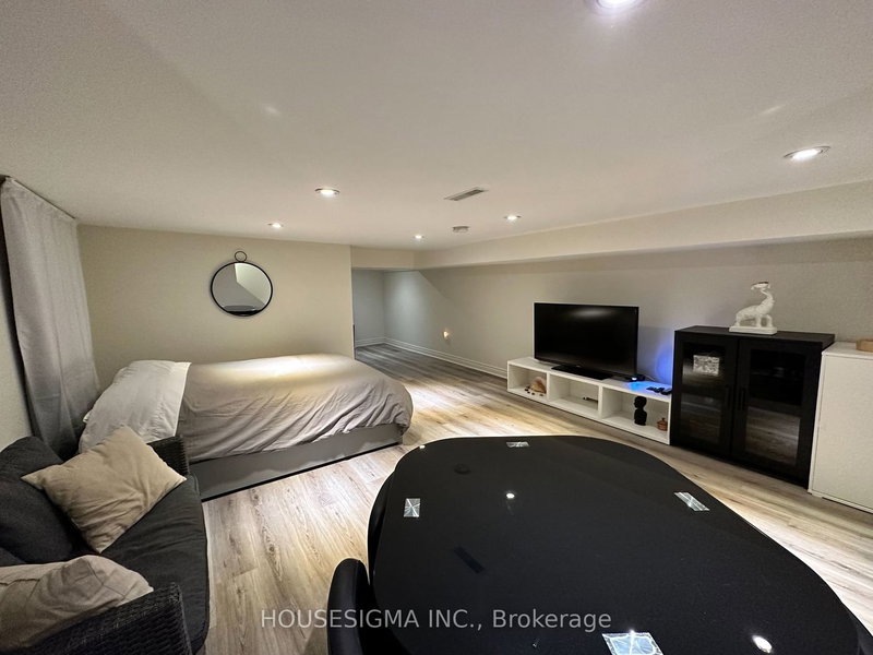 Lower - 256 Woodbine Ave, Toronto, M4L 3P2 | Image 2