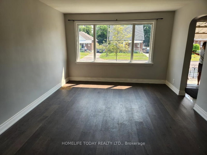 96 Oakes Ave, Oshawa, L1G 6C6 | Image 2