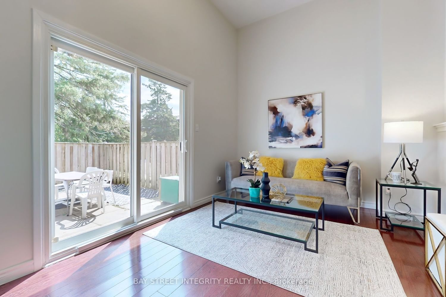 Listing Image 4