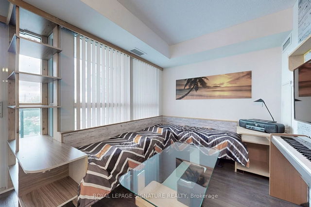 305 - 30 Meadowglen Place