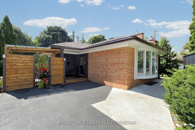 6 Moorecroft Crescent