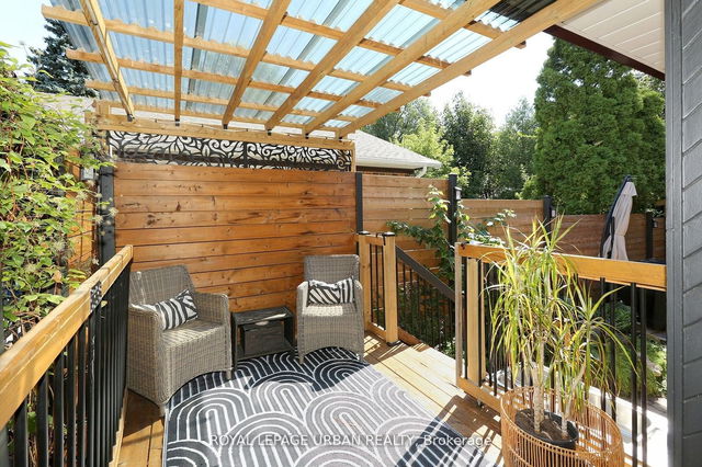 6 Moorecroft Crescent