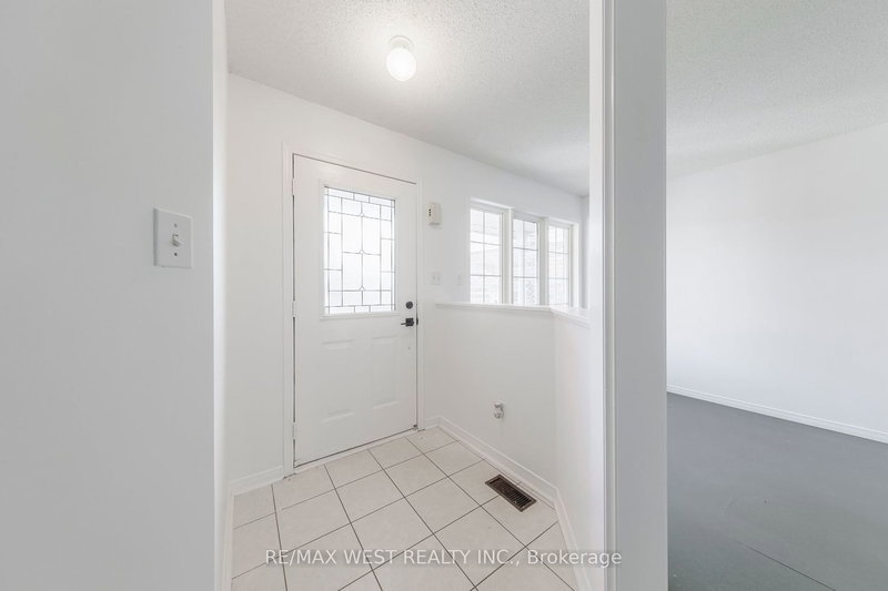 1885 Dalhousie Cres, Oshawa, L1G 8C4 | Image 3