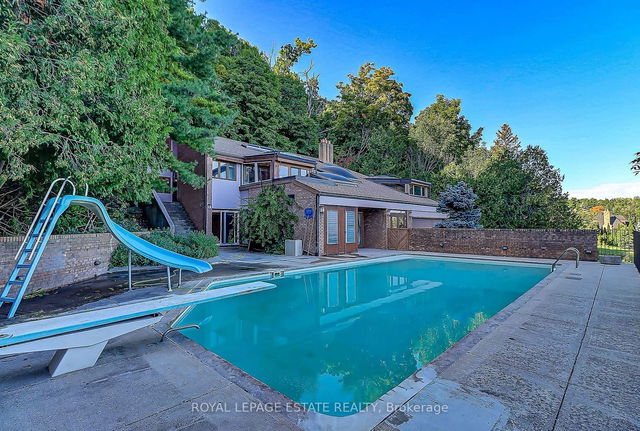 37 Meadowcliffe Drive