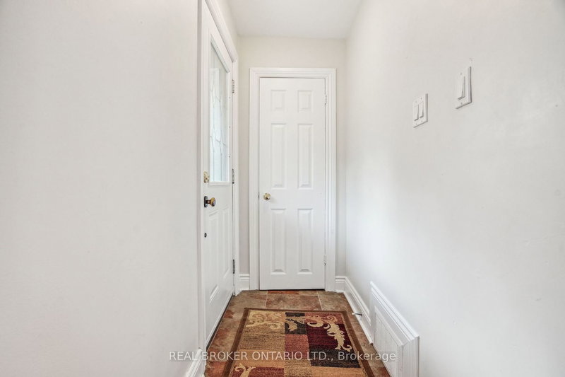 Upper - 24 Glenburn Ave, Toronto, M4B 2X2 | Image 3