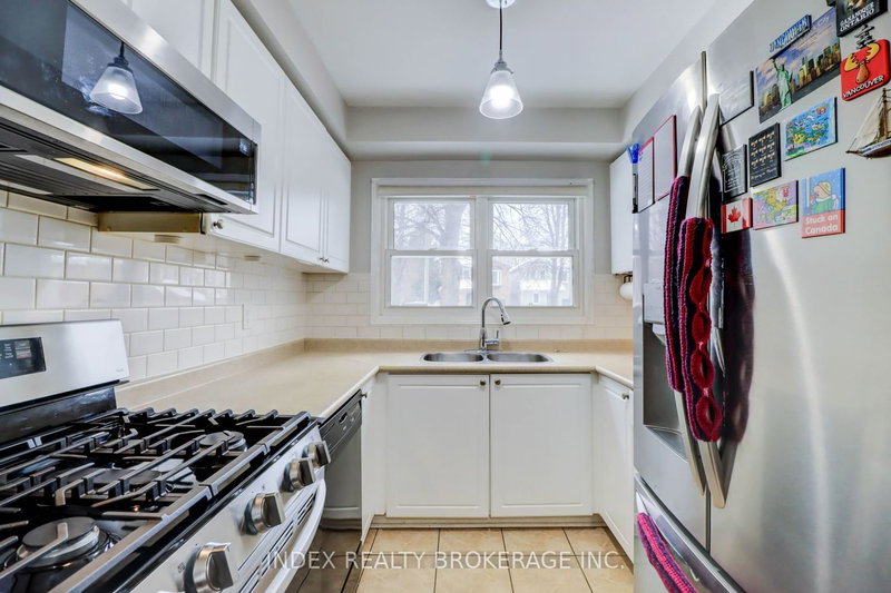 23 Drew Crt, Whitby, L1N 8X6 | Image 3