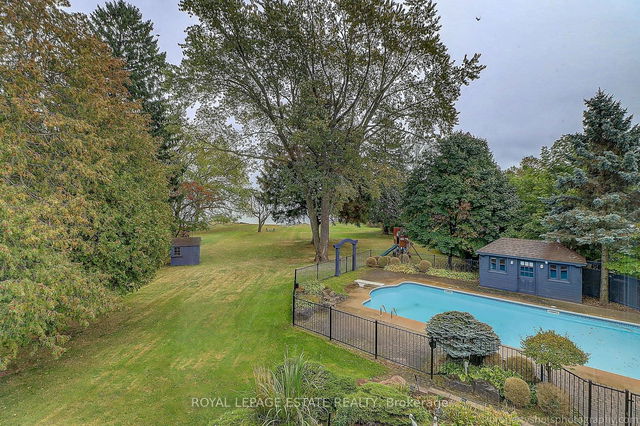 48 Meadowcliffe Drive