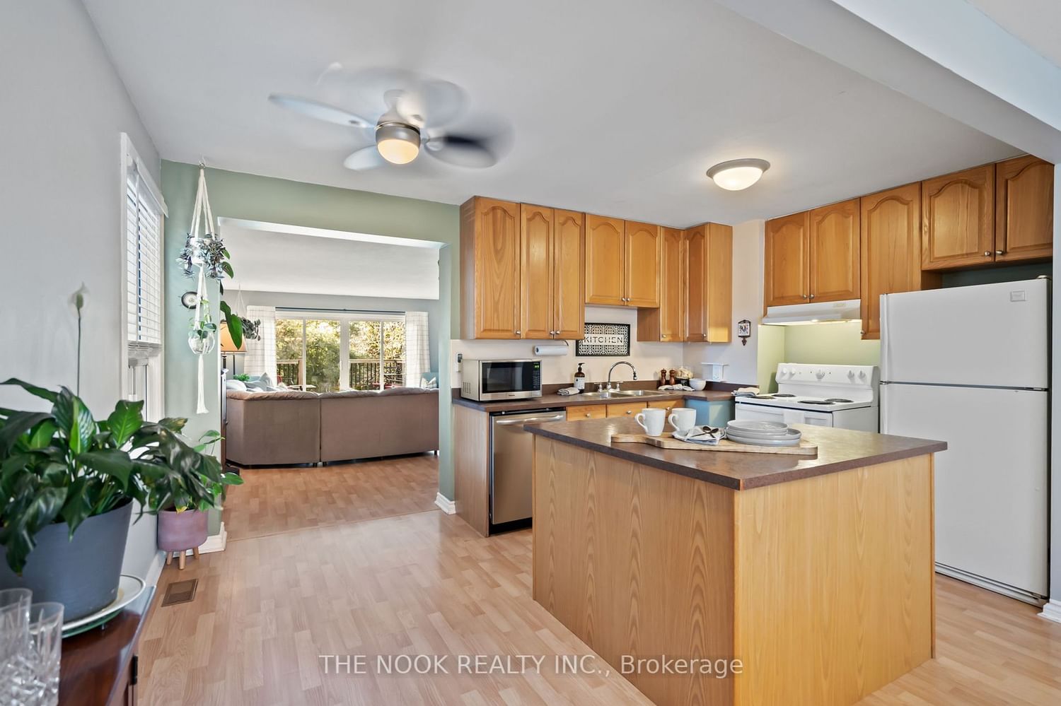 Listing Image 4