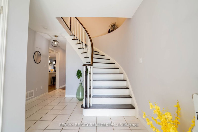 Upper - 100 Fieldcrest Ave, Clarington, L1E 2Y9 | Image 2