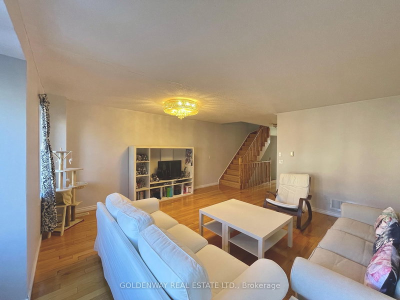 121 Mike Myers Dr, Toronto, M1P 5G4 | Image 3